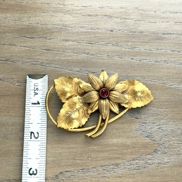 Vintage Gold Tone Metal Floral Leaf Brooch Pin Red Stone Statement Curved - Picture 4 of 9